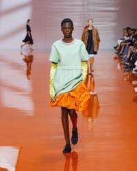 jupe orange fluo du défilé Prada printemps été 2026