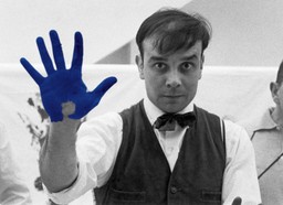 Portrait d'Yves Klein réalisé à l'occasion du tournage de Peter Morley &quot;The Heartbeat of France&quot;, 1961  Studio de Charles Wilp, Düsseldorf, Allemagne
© Photo : Charles Wilp / BPK, Berlin